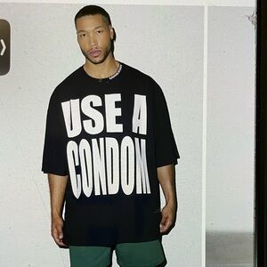 Savage X Fenty Black Graphic T-Shirt size large